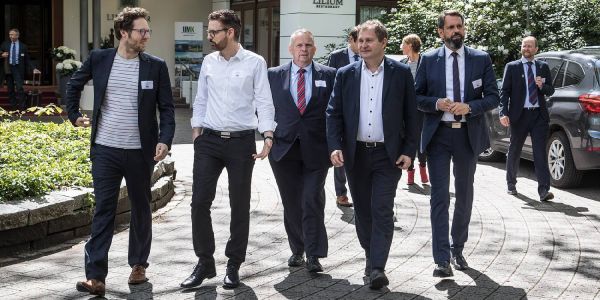 Die Minister Jan-Philipp Albrecht (l.), Till Backhaus (2.v.l.), Jens Kerstan und Olaf Lies vor dem Privathotel Lindtner. Umweltministerkonferenz im Lindtner: An Tag zwei kamen die Wolfs-Gegner