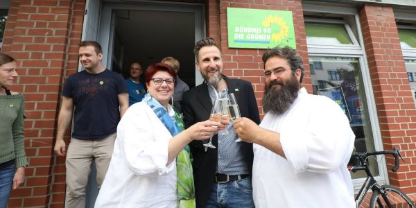 Harburgs Grüne stoßen mit einem Sekt auf en Erfolg an. In Feierlaune waren auch Heinke Ehlers und Andreas Finkler. Foto: André Zand-Vakili Bezirkswahl: Krachende Verluste für SPD und CDU und strahlende Grüne