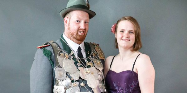 König Florian Kochb leibt mit seiner Königin Claudia Koch, die auch amtierende Damen-Vizekönigin in Rönneburg ist, bis September im Amt. Foto: Privat Rönneburger Schützen verlegen ihr Vogelschießen in den September