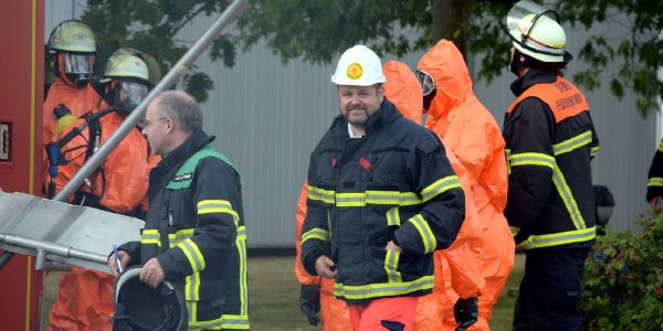 André Trepoll als Schnupperfeuerwehrmann in Hausbruch im Einsatz. Foto: André Lenthe Fotografie André Trepoll hospitiert bei der Feuerwehr Hamburg - Einsatz am Heykenauweg