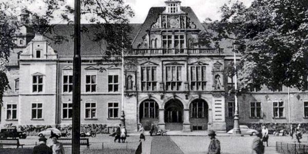 Rundgang der Geschichtswerkstatt: Harburgs Rathaus im Fokus