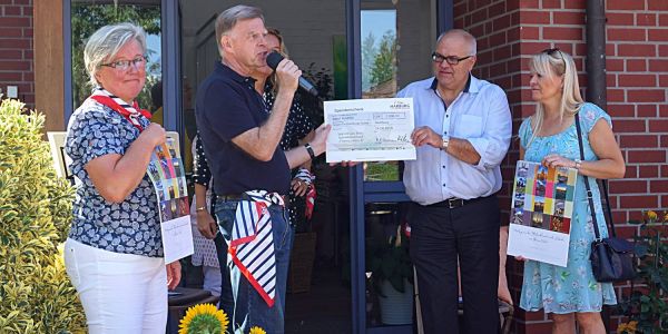 Hospiz-Sommerfest bei schönstem Wetter: 2000 Euro-Spende übergeben