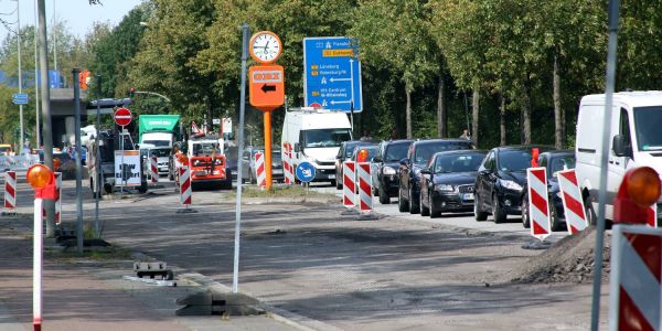 Bereits mittags um 13 Uhrgab es große Verkehrsbehinderungen auf dem Großmoordamm. Foto: Chrisitan Bittcher Mega-Baustelle am Großmoorbogen: Autofahrer in der Staufalle