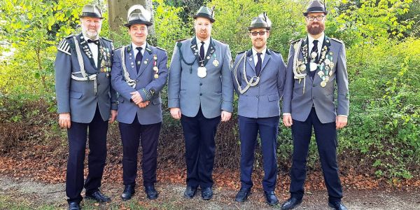 Der König und seine Adjus freuen sich auf das Vogelschießen: Adjutant Werner Koch (v.l.), Adjutant Jan Stüve, König Florian Koch, Adjutant Sven May und Adjutant Lars Balhorn. Foto: SV Rönneburg Endlich wieder Vogelschießen: SV Rönneburg eröffnet Schützenfestsaison