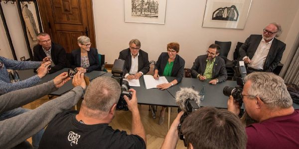 Frank Richter und Britta Herrmann unterzeichneten als erste den Vertrag. Foto: André Zand-Vakili Vertrag