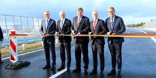 Dirk Brandenburger, Michael Westhagemann, Enak Ferlemann, Peter Tschentscher, Ronald Pofalla bei der symbolischen Einweihung. Foto: Christian Bittcher Nach sechs Jahren Bauzeit: Neue Reichsstraße ist eingeweiht
