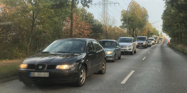 Stau auf der überlasteten Umleitungsstrecke Richtung Neugraben. Foto: André Zand-Vakili SPD verschiebt Dringlichkeitsantrag zum Verkehrschaos