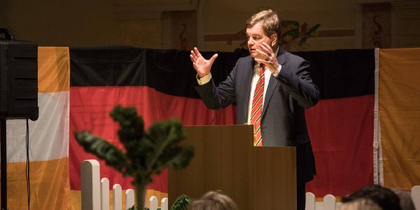 Enak Ferlemann im Rönneburger Hof. Foto: André Zand-Vakili Klartext von Staatssekretär Ferlemann bei Bliefernichts Grünkohlessen
