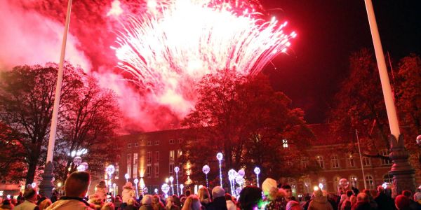 Vom Dach der Harburg Arcaden wurde zum Abschluss des Laternenumzugs ein Feuerwerk gezündet. Foto: Christian Bittcher Kultur, Sonntags-Shopping und Feuerwerk lockten Tausende in die City