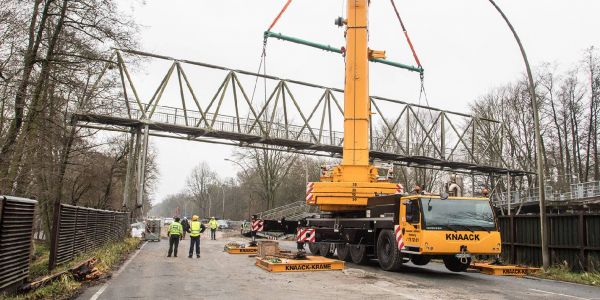 Ein Knaack-Kran hievt die alte Fußgängerbrücke von ihrem Platz weg. Foto: André Zand-Vakili IGA-Bruecke