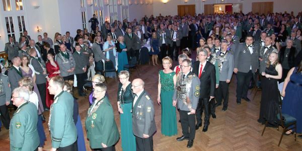 Schützenalarm im großen Ballsaal: 50 Regentenpaare marschieren ein. Foto: Chrisitan Bittcher Schützenalarm im Hotel Lindtner: 700 Gäste beim Landeskönigsball