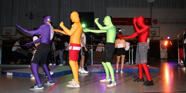 Viel Applaus gab es auch für diese bunten Tänzer, die das Publikum mit ihrer Macarena begeisterten. Foto: Christian Bittcher Spektakel aus Licht, Musik und Sport: „Showtime“ begeistert 600 Zuschauer