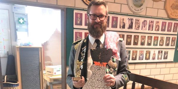 Lars Balhorn, der erste Vorsitzende des Schützenvereins Rönneburg, ist der neue „Rönneburger König der Könige“. Foto: privat SV Rönneburg: Vorsitzender Lars Balhorn ist neuer „König der Könige“