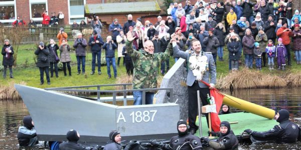 Jubel auf dem Feuerteich: Lotto King Karl und Sebastian Winter haben sich trockenen Fußes auf getroffen - Wette gewonnen. Foto: Christian Bittcher Kultsänger Lotto King Karl sorgt für Besucherrekord bei der Teichwette