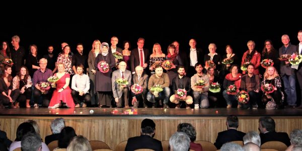 Gruppenfoto mit allen Nominierten, Preisträgern und Laudatoren auf der Bühne des Theatersaals. Foto: Christian Bittcher Ein Abend für die Helden des Alltags: 350 Gäste beim Harburg-Empfang