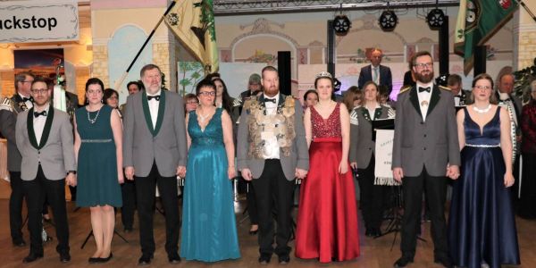 Das Majestätenpaar Florian Koch „Der Brummifahrer“ und seine Königin Claudia werden gemeinsam mit den Adjutanten-Paaren im Festsaal begrüßt. Foto: Jürgen Zander Vom Asphalt aufs Parkett: 230 Gäste beim Königsball des SV Rönneburg