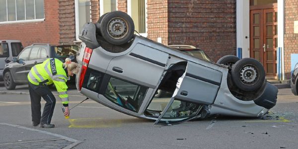 Fiat bleibt nach Unfall auf dem Dach liegen - eine verletzte Person