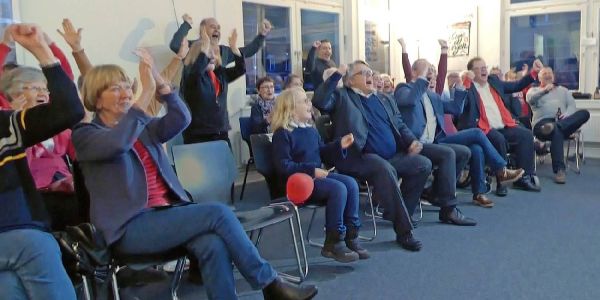 Gute Laune bei der SPD, hier, als es hieß, dass die AfD draußen ist. Foto: mag Jubel bei der SPD und bei der CDU packten sie die Würstchen ein