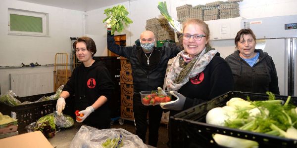 Peter Sebastian packt bei der Harburger Tafel an