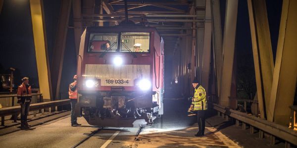 Polizisten und Mitarbeiter der Hafenbahn an dem Zug. Foto: André Zand-Vakili Brueck
