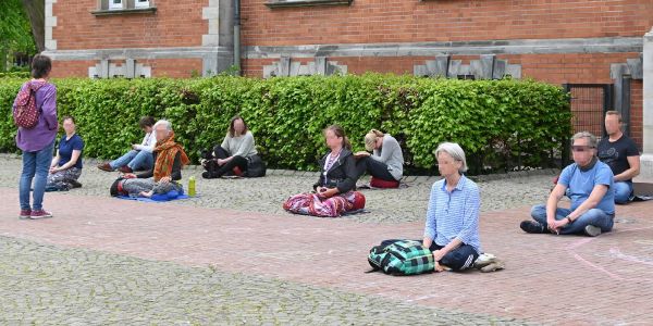 Joga auf dem Rathausplatz - vermutlich als Protest. Foto: André Lenthe Fotografie Joga und Widerstandsbommel auf dem Harburger Rathausplatz
