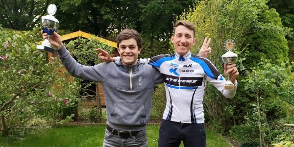 Siegesfeier im kleinen Kreis: Sieger Lucas Carstensen (links) und Philipp Plambeck, der den zweiten Platz belegte. Foto: privat Realer Sieg beim virtuellen Radrennen für Lucas Carstensen