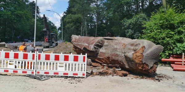 Die umgestürzte Eule liegt neben der Baustelle. Foto: Gisbert Vokrap Hausbruch: Die größte Eule der Welt musste "abgerissen" werden