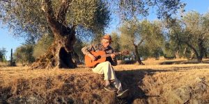 Olivenöl-Mann aus der Toskana ist auf dem Wochenmarkt