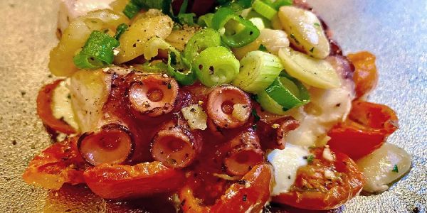 Salate, hier mit Pulpo, sind eine elckere Sache, die kalt, aber auch warm serviert werden kann. Foto: André Zand-Vakili Grill, Pfanne und Salatbeet: Kulinarische Erlebnisse zum Selbermachen, nicht nur für den Sommer