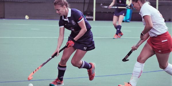 Heimfelds Linnea Tippkemper (links)in Aktion gegen eine Bremer Spielerin. Foto: Mario-Markus Eisenblaetter Endlich rollt die Kugel wieder: TGH-Damen mit Auftakt-Erfolg