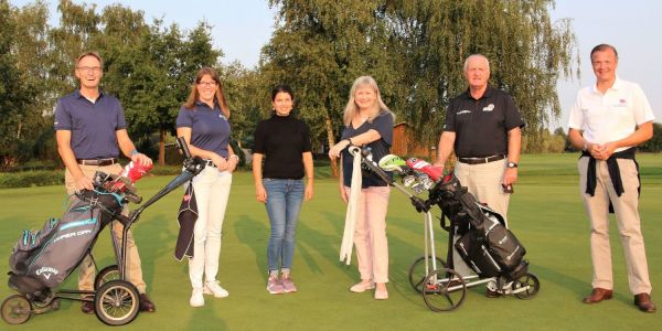 Zufrieden mit dem Turnierverlauf: Die Organisatoren Arent Bolte (von links) und Nicole Jührend von der HASPA sowie Eliane Aspiazu de la Vega, Uta Rade, Jochen Winand und Arnold G. Mergell vom Wirtschaftsverein. Foto: Christian Bittcher Golfen und Netzwerken: Golfturnier des Harburger Wirtschaftsvereins
