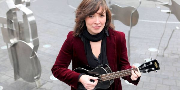 Seit vielen Jahren führt Stefanie Hempel musizierend mit einer kleinen Ukulele Fans, Touristen und Journalisten durch das berühmte Rotlichtviertel St. Pauli. Foto: privat Songs, Storys und Konzert: Hempel`s Beatles Show zu Gast im Rieckhof