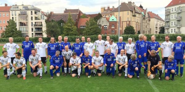 Die Harburger Supersenioren in den blauen Trikots traten auf dem Prenzlauer Berg gegen den FC Bundestag an. Foto: privat Harburger Fußballsenioren kicken in Berlin gegen den FC Bundestag