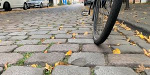 Radfahrer freut`s: In der Neuen Straße wird das Kopfsteinpflaster entschärft