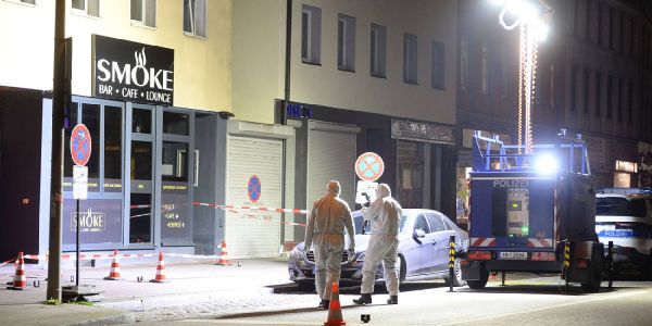 Unter Flutlicht werden in der Wilstorfer Straße Spuren gesichert. Foto: Andre Lenthe Fotografie Wildwest in Hamburg Harburg - Schießerei in der Wilstorfer Straße