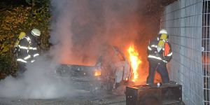 Opel Astra ohne Kennzeichen brennt nahe der Flutschutzwand