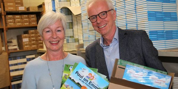 Der Preis ist eine besondere Ehre für Gesche und Peer-Marten Scheller, die auf diese Weise ganz überraschend für ihr Engagement ausgezeichnet wurden. Foto: Christian Bittcher Überraschung in Heimfeld: Literaturpreis für Quickborn-Verlag