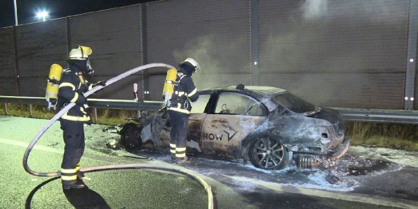 Technischer Defekt: Taxi brannte auf der Wilhelmsburger Reichsstraße