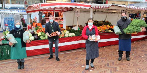 Die Händler vom Harburger Wochenmarkt halten alles bereit für deftigen Grünkohl: Sina Zillich (v.l.), Jens Boldin, Helena Shahzed-Kirstein und Henning Paro mit ihren Zutaten. Foto: Christian Bittcher Grünkohl: Mit sinkenden Temperaturen steigt die Lust aufs Wintergemüse