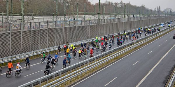 Fahrraddemo auf Wilhelmsburger Reichsstraße B75