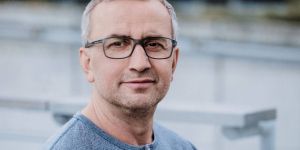 „Erleuchtet & verstrahlt“: Oriental Kabarett im Rieckhof mit Kerim Pamuk