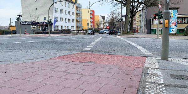Neuer Radweg Bremer Straße: Radler-Schikane an Bushaltestelle