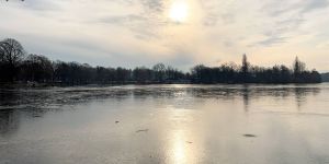 Eiszauber: Dauerfrost zaubert dünne Eisschicht auf die Außenmühle
