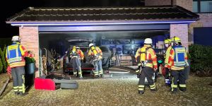 Horst: Feuerwehr wegen Fahrzeugbrand in Garage im Einsatz