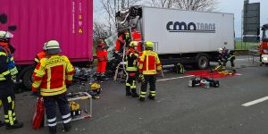 Lastwagenfahrer stirbt bei Unfall an Stauende auf der A1
