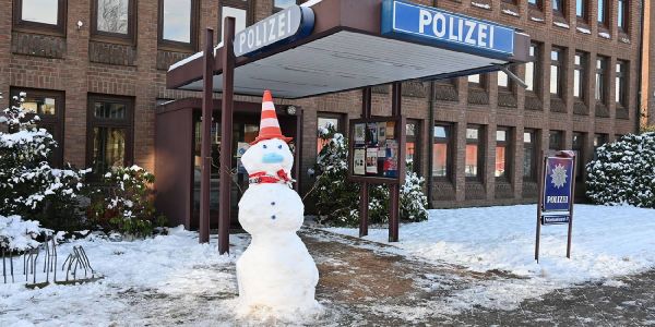 Hamburg-Neugraben der 31.01.2021 Coole Aktion! Eiskalter Wachtmeister vor Polizeiwache in Neugraben