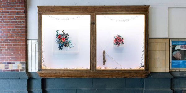 Frische Kunst an den Gleisen: Neue Vitrinenausstellung des Kunstvereins