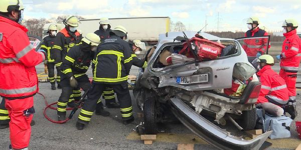 Einsatzkräft der Feuerwehr retten die eingeklemmte Frau. Foto: MüGü Verkehrsunfall auf der A7: Feuerwehr rettet eingeklemmte Fahrerin
