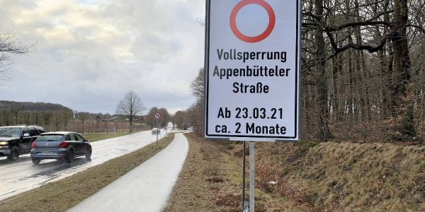 Eine große Hinweistafel weist - allerdings mit Schreibfehler - auf die Sperrung hin. Es muss natürlich Appelbütteler Straße heißen. Foto: Christian Bittcher Umbau zum Kreisverkehr: Kreuzung in Ehestorf zwei Monate gesperrt