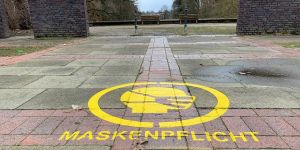 Harburger Stadtpark: Gelbe Piktogramme weisen auf die Maskenpflicht hin